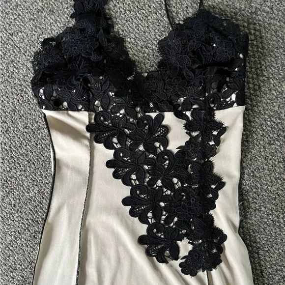Elegant Black and Cream Floral Lace Dress - Picture 2 of 5